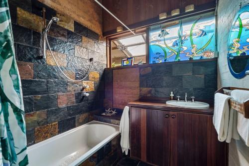 ein Badezimmer mit Badewanne und Waschbecken in der Unterkunft Tea Tree - Pet Friendly - Prevelly - Margaret River in Margaret River Town