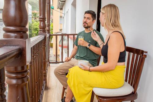 a man and a woman sitting on a bench at Hotel Boulevard del Río in Cali