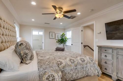 a bedroom with a bed and a ceiling fan at Gorgeous Upgraded 5 Bedroom & 4 Bath Home with Jacuzzi in Orange