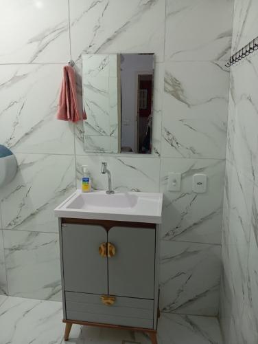 a bathroom with a sink and a mirror at Pousada Hostel Brasil Gru in Guarulhos