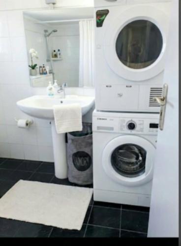 Modern 2BR city flat 10min from the beach