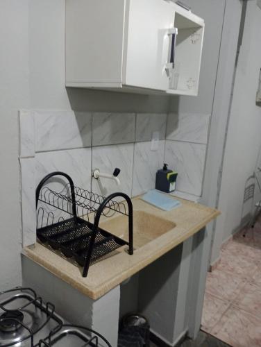 a kitchen counter with a black basket on it at Rua da Expo Itaguaí in Itaguaí