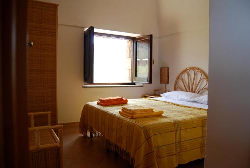 Un dormitorio con una cama con toallas. en Dammusi Punta Fram, en Pantelleria