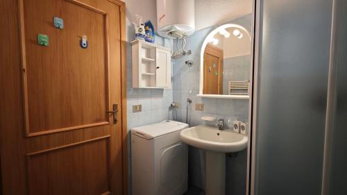 a small bathroom with a sink and a toilet at Le Perce Neige in Morgex