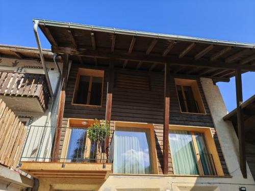 a building with a balcony with a plant on it at Ferienwohnung - schof in Tschierv