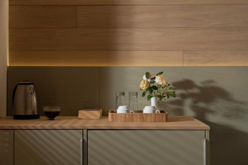 a wooden counter with flowers and glasses on it at Bile - Family Hotel & Gastro Bar in Beli Osŭm