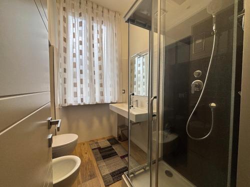 a bathroom with two toilets and a shower and a sink at Casa Mane in Avezzano