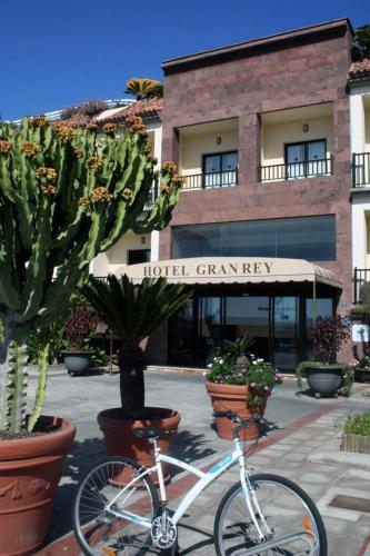 a white bike parked in front of a building at Hotel Gran Rey in Valle Gran Rey