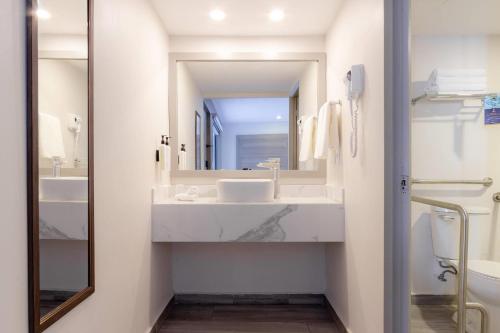 a bathroom with a sink and a mirror at Comfort Inn Hermosillo Pitic in Hermosillo