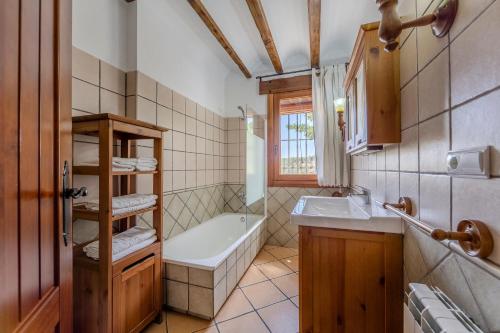 a bathroom with a bath tub and a sink at Casa Rural Cortijo Celdran in Vélez-Rubio