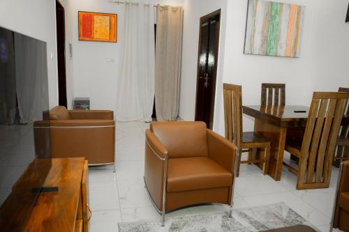 a living room with a chair and a table at Appart Congo- Brazza - Av de la paix in Brazzaville