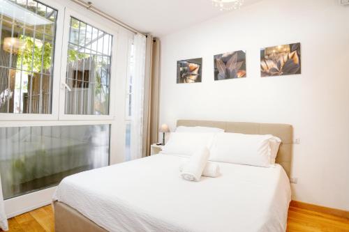 Modern Apartment with Private Patio near Navigli & Bocconi