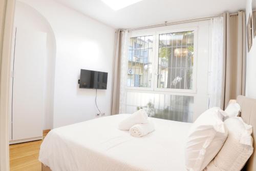 Modern Apartment with Private Patio near Navigli & Bocconi