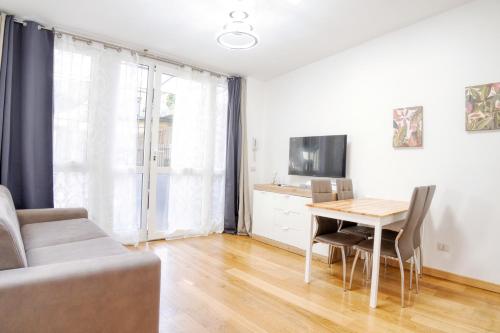 Modern Apartment with Private Patio near Navigli & Bocconi