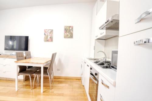 Modern Apartment with Private Patio near Navigli & Bocconi