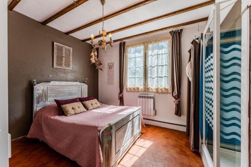 a bedroom with a bed and a window at Dunevoile chambre d'hôtes in Biscarrosse-Plage