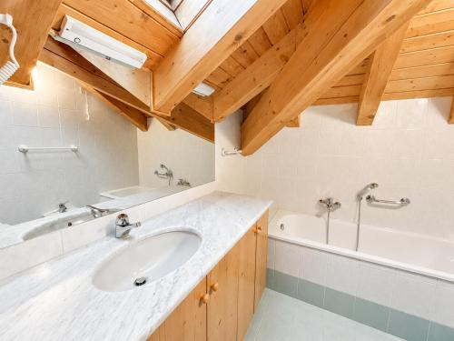 a bathroom with a sink and a bath tub at Albergo Al Laghetto B&B in Asiago