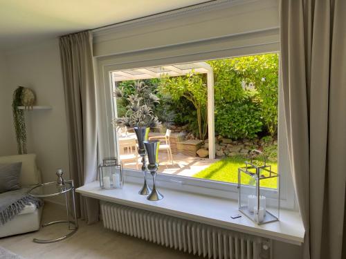 a window in a living room with a view of a garden at Ferienwohnung Edelweiss am Steinberg in Goslar mit Terrasse und Garage in Goslar
