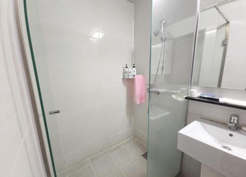 a bathroom with a shower and a sink at 글로벌인 동대문 시티데이즈 인 호텔 in Seoul