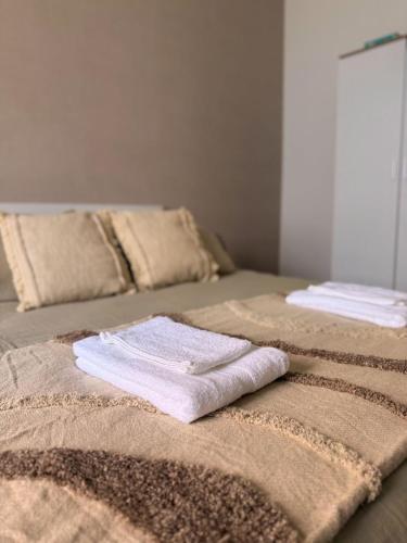 two beds with towels sitting on top of them at Casa Mate in Bra