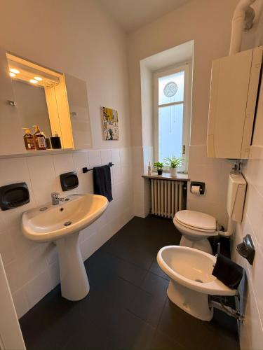 a bathroom with a white sink and a toilet at Casa Mate in Bra