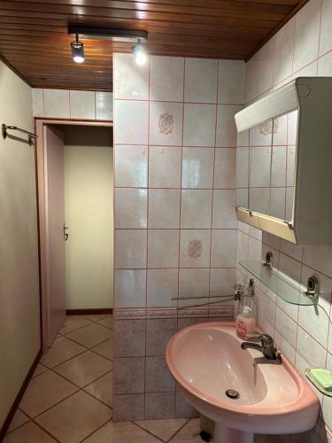 a bathroom with a sink and a mirror at LEMAFIOlY in Cemboing