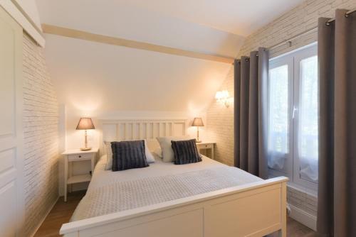 a bedroom with a bed and a large window at Gite Cottage de la Douloustre in Montgaillard