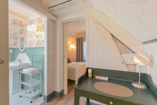 a bathroom with a green desk and a staircase at Gite Cottage de la Douloustre in Montgaillard