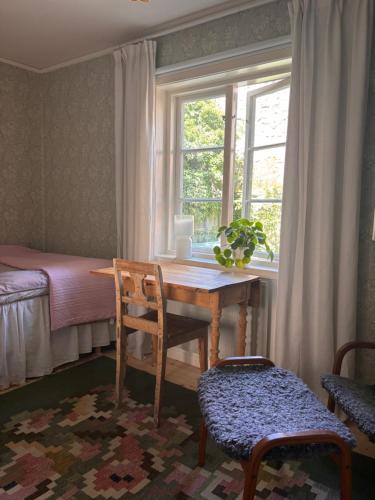 a room with a wooden table and a window at Hannas hus in Karlskrona