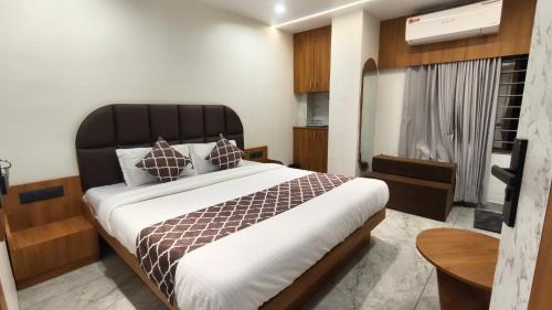 a bedroom with a large bed in a room at Mojo stay hotel in Ahmedabad