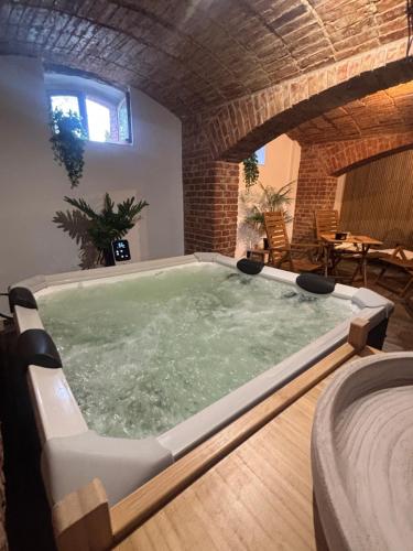 a hot tub in a living room with at Osada Narost 37 in Chojna