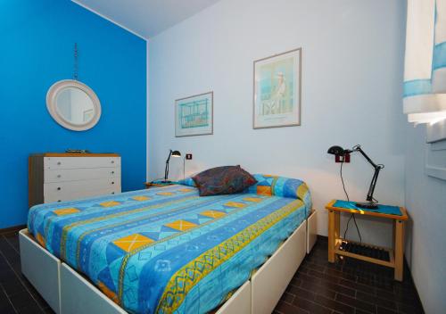 リド・ディ・イエゾロにあるNiceflatの青いベッドルーム(ベッド1台、ナイトスタンド付)