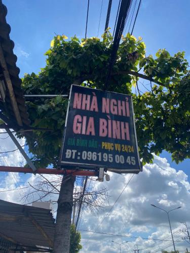 a sign for a chinese gin bar on a street at khách sạn gia bình in Xóm Miếu