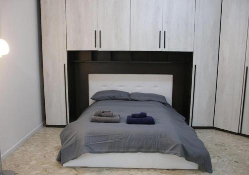 ein Schlafzimmer mit einem Bett und weißen Schränken in der Unterkunft Melzo INN in Melzo