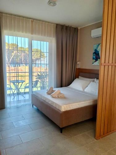 a bedroom with a bed and a balcony at Vila Élysée in Spille