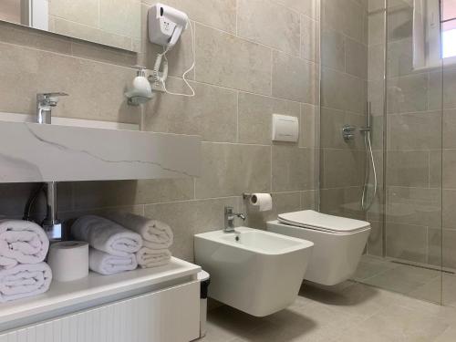 a bathroom with a toilet and a sink and a shower at Vila Élysée in Spille