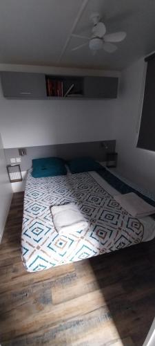 a bedroom with a bed with a rug on the floor at Mobile Home Service Hotelier in Fréjus