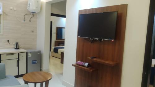 a room with a flat screen tv on a wall at فرس ابها - شقق مفروشه in Abha