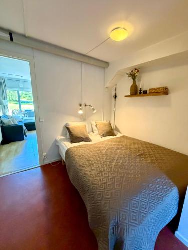 a bedroom with a bed in a room at Hällestrand Semesterby R19 in Strömstad