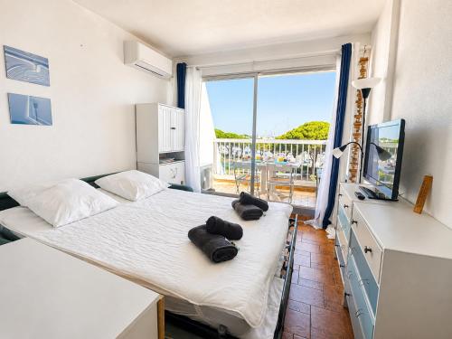 Studio cabine terrasse et parking vue port