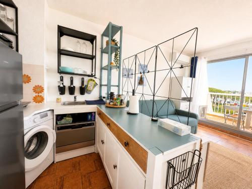 Studio cabine terrasse et parking vue port