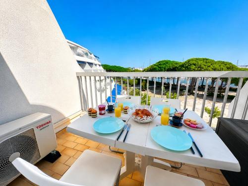 Studio cabine terrasse et parking vue port