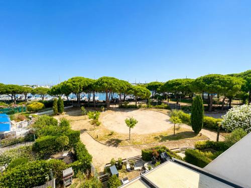 Studio cabine terrasse et parking vue port