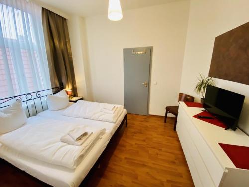 a hotel room with a bed and a television at Doppelzimmer Zapfhahn, direkt am Alten Strom in Warnemünde