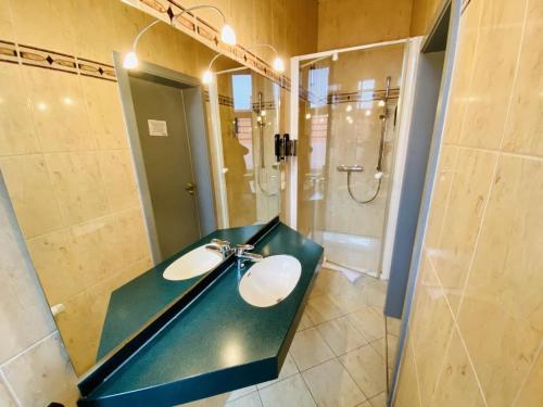 a bathroom with a green sink and a shower at Doppelzimmer Zapfhahn, direkt am Alten Strom in Warnemünde