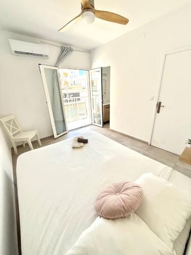 a room with a bed with a pillow on it at Cisne By Nest Hostel in San Antonio