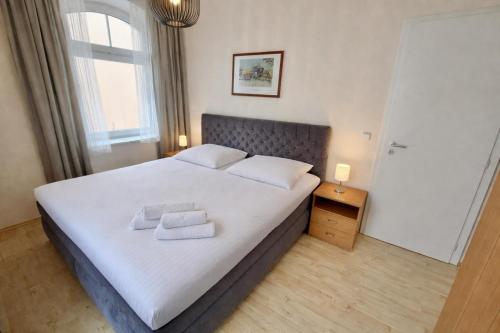 a bedroom with a bed with two towels on it at Traumstrand, am Kurpark in Warnemünde