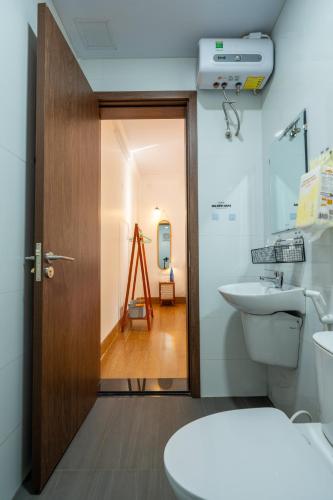 a bathroom with a toilet and a sink at Live like a local Homestay in Ấp Tư Tây
