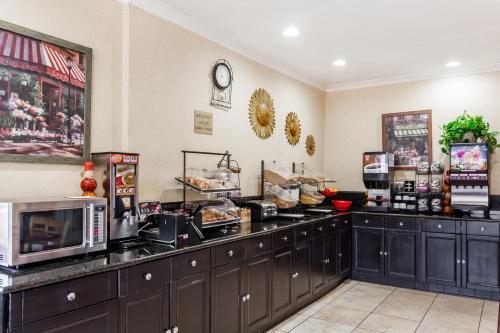 Una cocina o zona de cocina en Ramada by Wyndham San Diego Poway Miramar