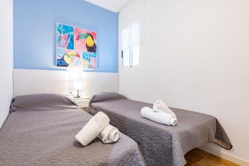 two beds sitting next to each other in a bedroom at Apartamento Caracola in Vinarós